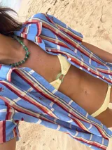 Camisa corta oversize con botones en el frente, de lino y algodón, con estampado a cuadros en tonos celeste, rojo y blanco.