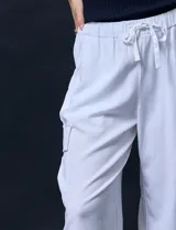Pantalón wide leg blanco de lino, marca Zac & Rachel, con pretina ancha elastizada con lazo de ajuste, bolsillos inclinados delanteros y bolsillo lateral.