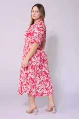 Vestido midi con estampado de hojas en verde y blanco, cuello camisero, botones frontales, manga corta y cinturón.