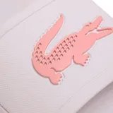 Ojotas blancas de goma con logo de cocodrilo rosa en la tira.