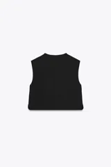 Top tipo chaleco negro de Zara Woman Collection, con cuello redondo y sisa. Presenta costuras a contraste y cierre frontal con botones.