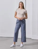 Pantalón jogger wide leg color azul grisáceo, con pretina ancha elastizada y lazo de ajuste.
