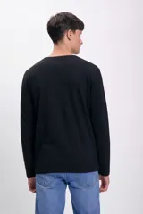 Remera de manga larga negra con bolsillo en el pecho.