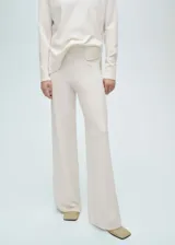 Pantalón largo de punto fino color crudo, con cintura elástica y diseño wideleg.