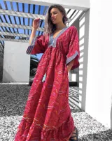 Vestido largo tipo túnica con estampado paisley en tonos rojos y detalles bordados en azul en escote y mangas.