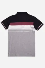 Chomba de hombre marca Brookfield, con cuello polo, corte regular, mangas cortas con ribete, diseño color block en azul marino, gris y blanco, y logo estampado en el pecho.