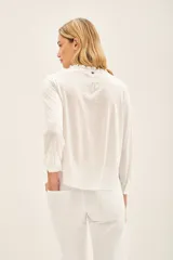Camisa blanca de mangas largas con delantero en broderie de algodón y espalda en jersey.