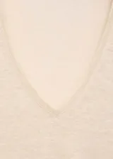 Remera color crema de lino con cuello en V y mangas cortas.