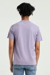 Remera lila de algodón con calce estándar y logo de Levi's en el pecho.
