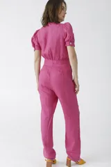 Mono largo color celeste, de lino, con escote en V, mangas cortas abullonadas y lazo en la cintura.