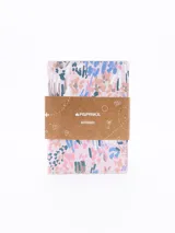 Funda para pasaporte rosada con estampado abstracto en tonos celeste, azul, beige y gris.
