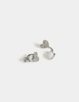 Par de aros tipo clip con forma de corazón, cubiertos de strass plateado y engarzados en metal dorado.