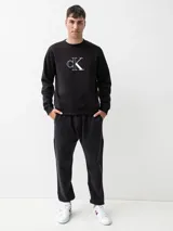 Buzo negro de Calvin Klein con diseño de contorno del logotipo en el pecho, cuello redondo y puños de punto canalé.