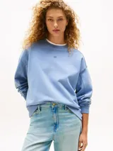 Buzo celeste de algodón regenerativo, cuello redondo y logo tonal de Tommy Hilfiger bordado en el pecho.