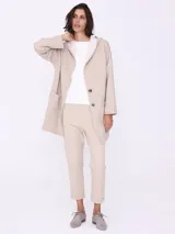 Cárdigan beige con capucha y corte oversize.