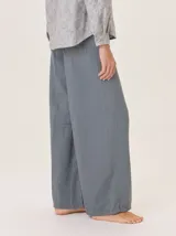 Pantalón ancho de algodón color verde militar, con corte holgado, pinzas debajo de la rodilla y pespuntes a contratono. Presenta un bordado de monograma en el bolsillo delantero.