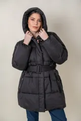 Campera puffer color negro con capucha, cierre y broches, diseñada con bolsillos laterales y lazo ajustable en la cintura.