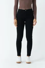 Jean skinny negro de tiro alto y largo a los tobillos, confeccionado en algodón con elastano.