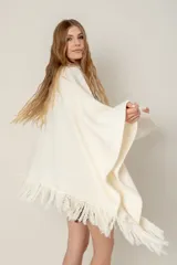 Ruana de punto color negro, modelo Esteña, con diseño abierto y terminación de flecos en los bordes.