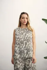Blusa sin mangas con estampado abstracto en tonos grises y blancos.