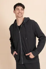 Campera deportiva gris oscuro melange con capucha y cierre frontal.