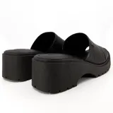 Sandalia de cuero negra con plataforma y suela track.