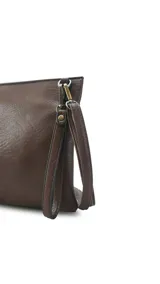 Bolso de mano color borgoña con paneles diagonales en color crema.