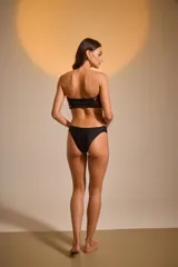 Bombacha vedetina negra con laterales fruncidos.