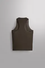 Musculosa deportiva negra de tejido ligero y elástico con zonas perforadas para mayor transpirabilidad. Cuello redondo amplio, sisa con acabados termofijados, bajo con aberturas laterales y logo estampado reflectante en la espalda.