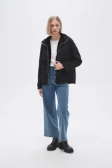 Campera negra con capucha y forro de piel sintética.