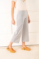 Pantalón ancho a rayas verticales celestes y blancas, de tiro medio y corte wide leg.