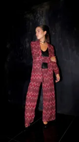 Pantalón palazzo de punto fino con estampado zig-zag en tonos borgoña y blanco.