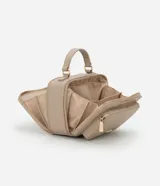 Bolso bandolera negro con correa de mano fija y asa larga ajustable desmontable. Cuenta con bolsillo delantero y cierre por cremallera.