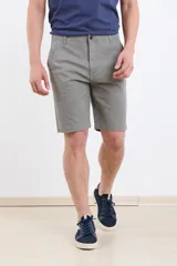 Bermuda color verde con bolsillos laterales y traseros.