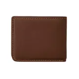 Billetera marrón de cuero con costuras a contratono y logo metálico de Rip Curl. Cuenta con protección RFID.