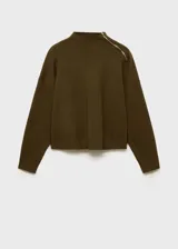 Sweater verde militar de punto medio, con cuello alto con cremallera en el hombro, manga larga y terminaciones en canalé.