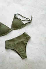 Conjunto de bikini azul con estampado difuminado. Incluye corpiño de triángulo fijo con breteles regulables y almohadillas desmontables, y bombacha vedetina de tiro alto.