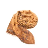 Pashmina rectangular color camel con estampado floral multicolor, terminada en pompones decorativos.