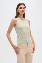 Musculosa color verde claro, sin mangas, corte ajustado y cuello redondo.