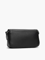 Cartera bandolera negra de poliuretano con correa ajustable, cierre con solapa y logo engomado de Tommy Jeans.