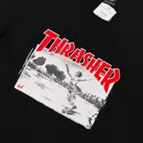 Remera negra de manga corta con estampa frontal de Jake Dish haciendo skate y logo Thrasher en rojo.