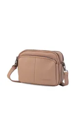 Bandolera negra de cuero sintético con doble bolsillo principal, un bolsillo frontal y trasero. Incluye correa ajustable.