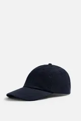 Gorra verde militar de algodón con visera y ajuste trasero.