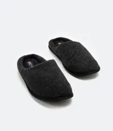 Pantuflas cerradas de poliéster color azul marino, con plantilla y forro de poliéster y suela de goma termoplástica.