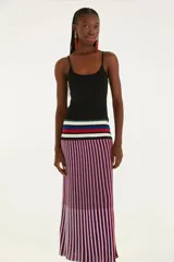 Vestido largo de punto con tirantes finos y escote en V. Diseño a rayas verticales en tonos blanco, rojo, azul y verde.