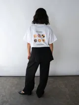Minifalda negra para usar sobre pantalones, con lazos laterales para atar.