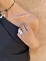 Anillo abierto de plata 925 con textura irregular.