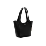 Cartera de hombro negra marca Guess, con correa ajustable y detalles metálicos.