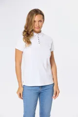 Polo azul marino de piqué con botones personalizados y mangas cortas.