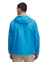 Campera impermeable Under Armour Cloudstrike, color celeste, con capucha y logo estampado en el pecho.